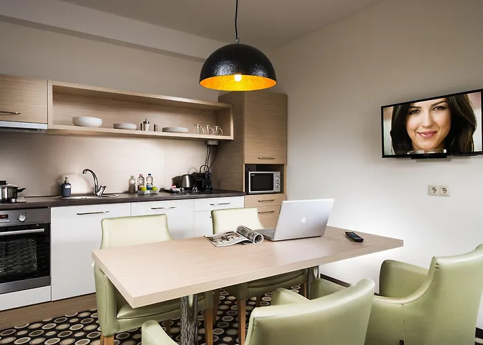 Bo33 Family & 4* Budapest